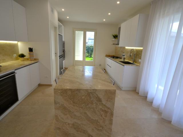 VILLA in VENDITA a PIETRASANTA MARINA DI PIETRASANTA di 10 vani