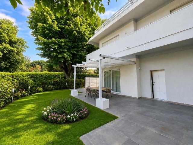 VILLA in VENDITA a PIETRASANTA MARINA DI PIETRASANTA di 11 vani
