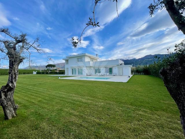 VILLA in VENDITA a PIETRASANTA MARINA DI PIETRASANTA di 12 vani