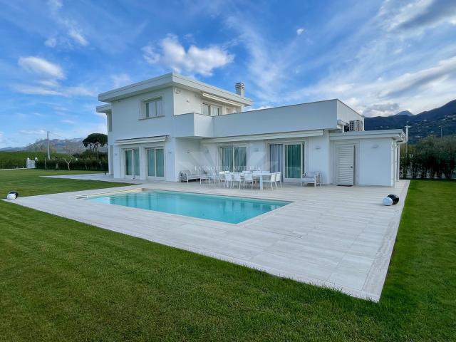 VILLA in VENDITA a PIETRASANTA MARINA DI PIETRASANTA di 12 vani