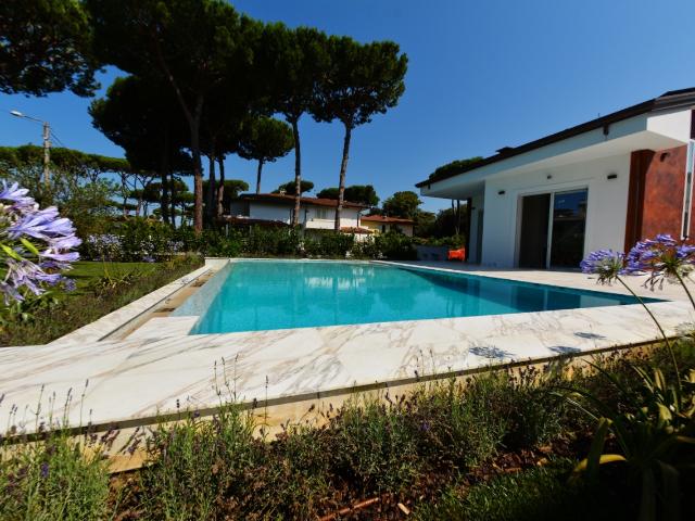 VILLA in VENDITA a PIETRASANTA MARINA DI PIETRASANTA di 8 vani
