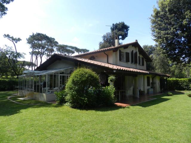VILLA in VENDITA a PIETRASANTA MARINA DI PIETRASANTA di 9 vani