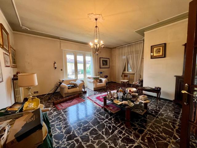 Villa in vendita a Prima periferia Lucca in Da rivedere composto da 8vani