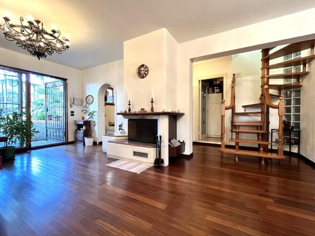 Villa in vendita a Quercianella Livorno in Ottimo composto da 9vani