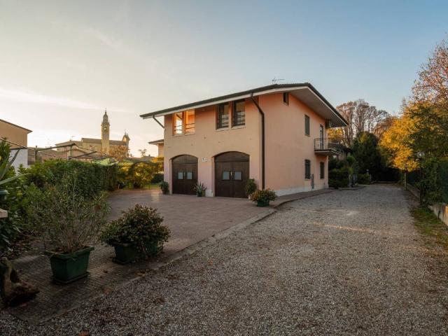 Villa in vendita a Roverbella MN