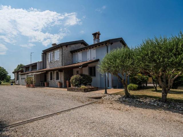Villa in vendita a Roverbella MN