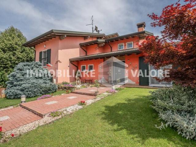 Villa in vendita a Roverbella MN