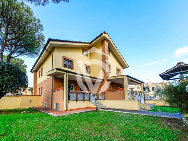 Villa bifamiliare in vendita a Roma