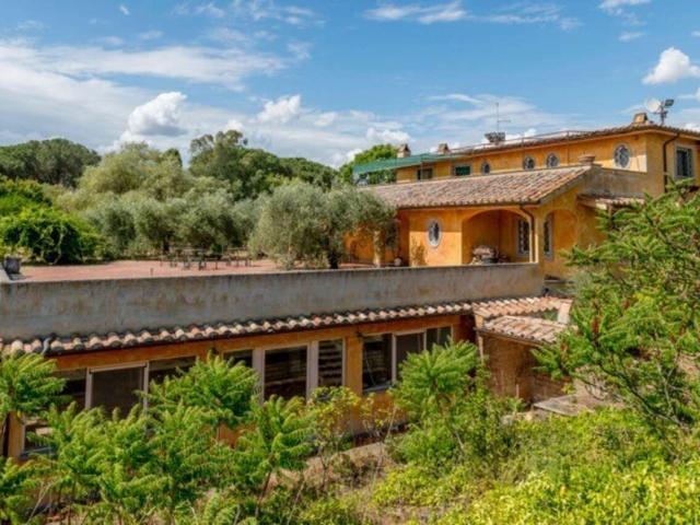 VILLA in VENDITA a ROMA di 22 vani