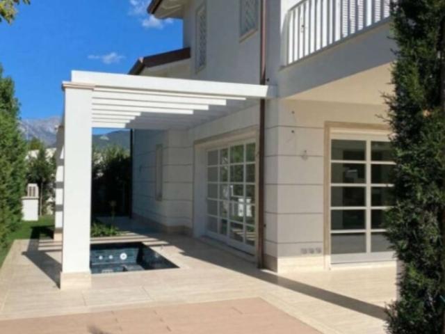 Villa in vendita a Roma Imperiale, Forte dei Marmi