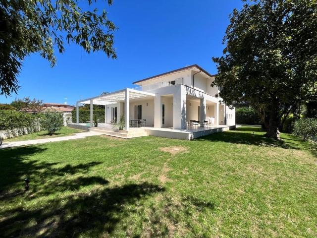 Villa in vendita a Roma Imperiale, Forte dei Marmi