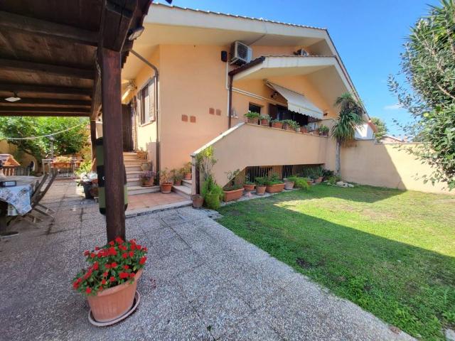 Villa in vendita a Roma RM