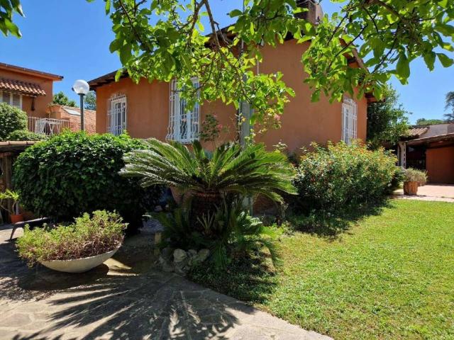 Villa in vendita a Roma RM