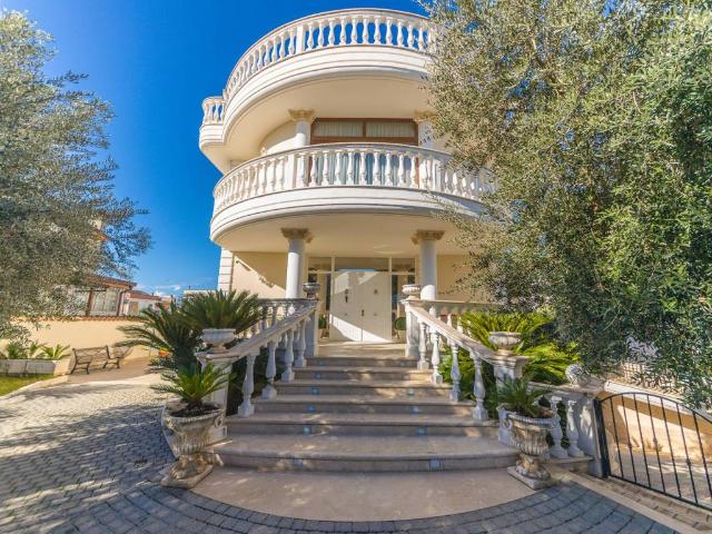 Villa in vendita a Roma RM