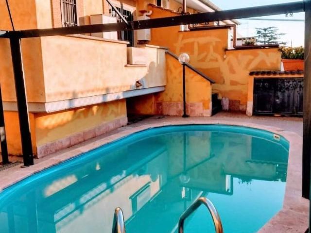 Villa in vendita a Roma RM