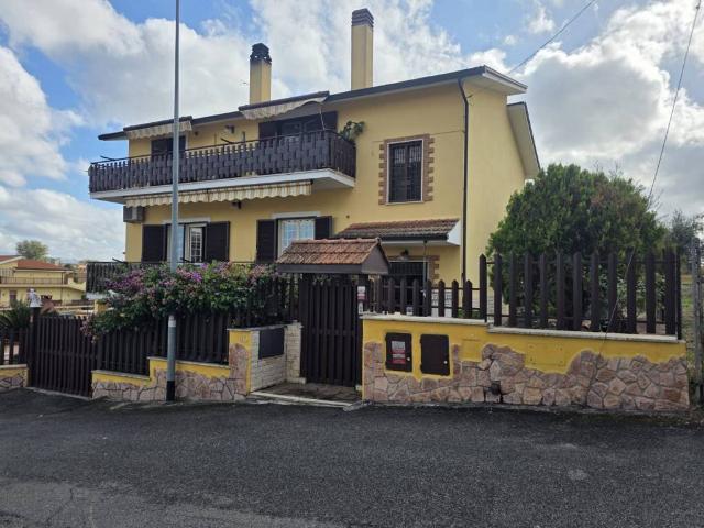 Villa in vendita a Roma RM