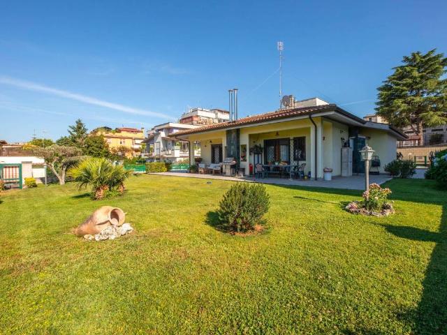Villa in vendita a Roma RM