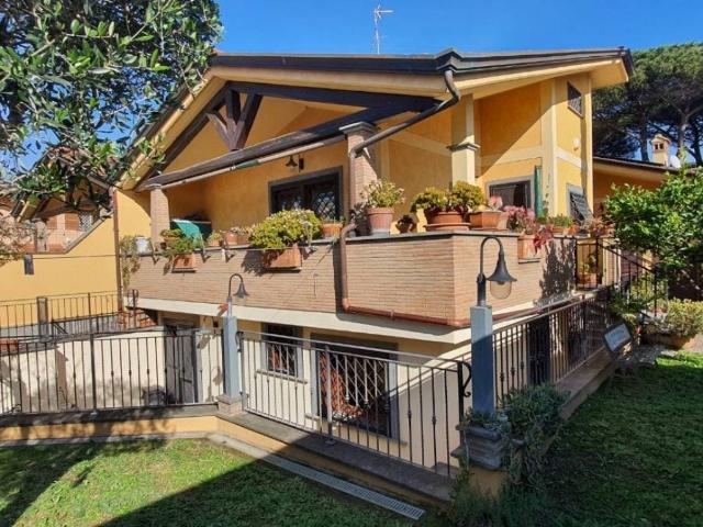 Villa in vendita a Roma RM