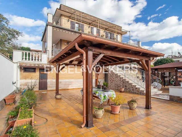 Villa in vendita a Roma RM