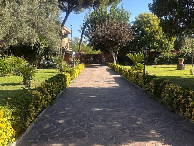 Villa in vendita a Roma RM