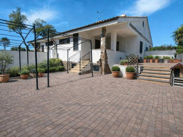 Villa in vendita a Roma RM