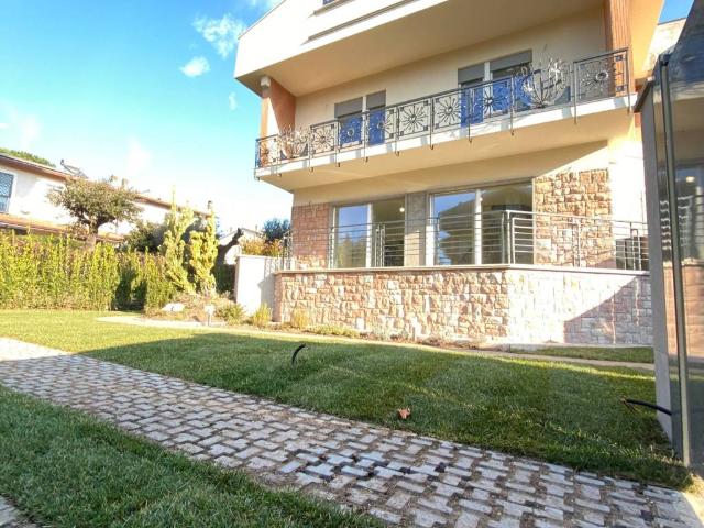 Villa in vendita a Roma RM