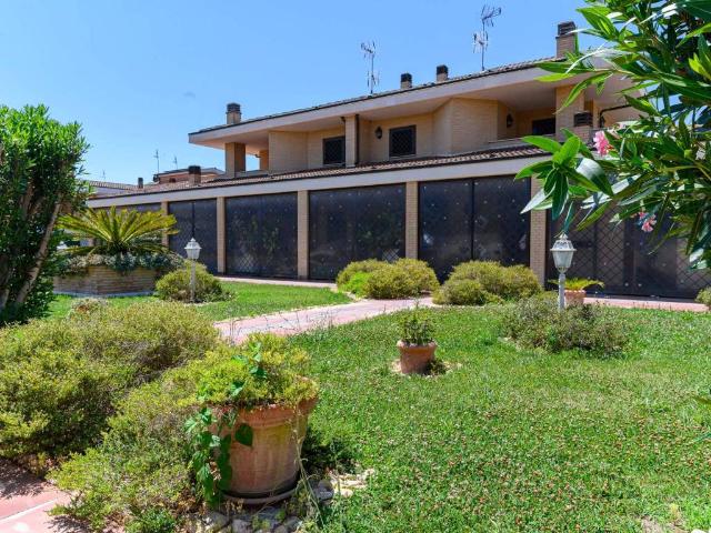 Villa in vendita a Roma RM