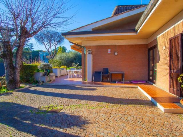 Villa in vendita a Roma RM
