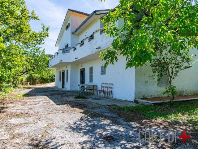 Villa in vendita a Toffia RI