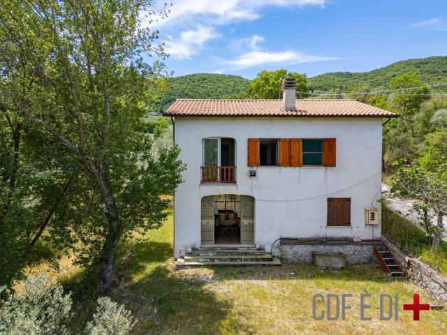 Villa in vendita a Toffia RI