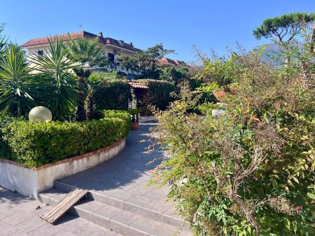 Villa in vendita a Torre del Greco NA
