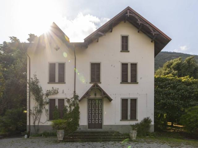 Villa in vendita a Tavernola Bergamasca BG
