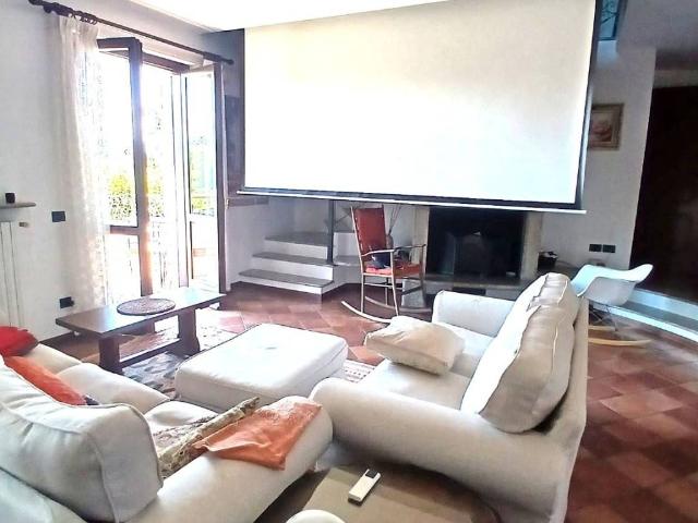 Villa in vendita a Taino VA