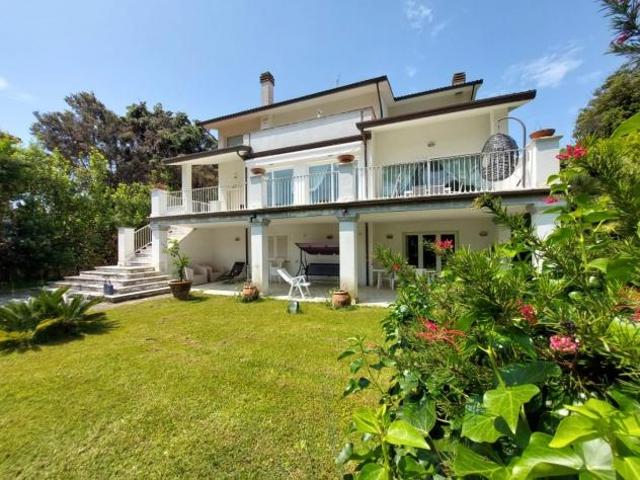 Villa in vendita a Tirrenia Pisa 450 mq Rif: 1261913