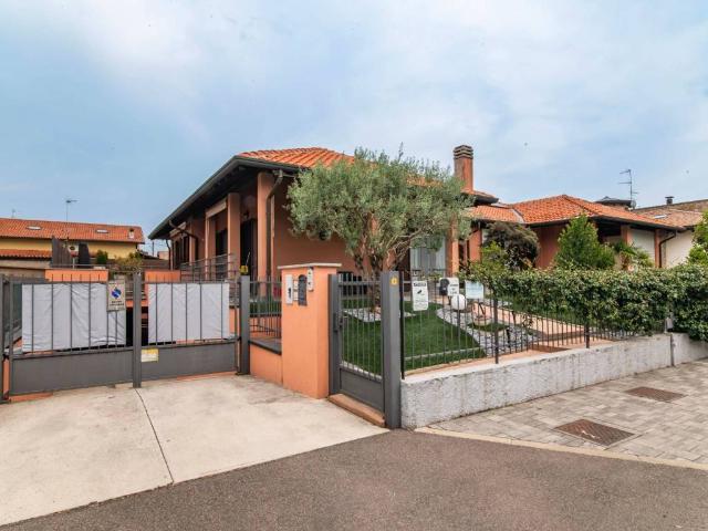 Villa in vendita a Uboldo VA