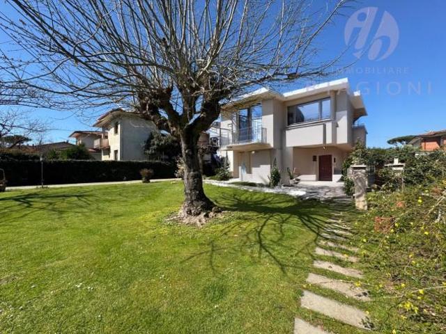 Villa in vendita a Vaiana Forte dei Marmi 200 mq Rif: 1315264