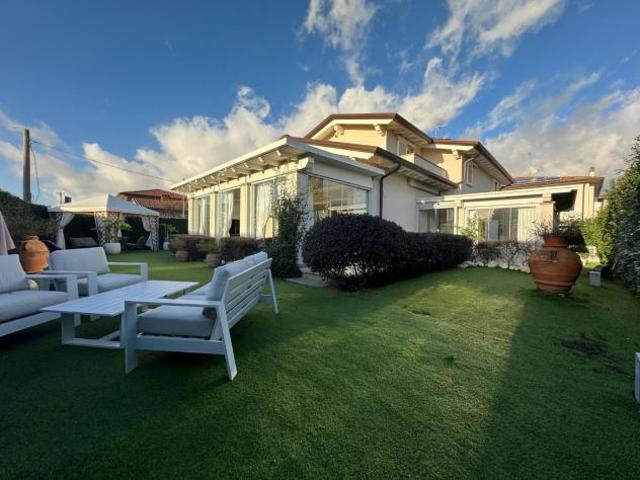 Villa in vendita a Vaiana Forte dei Marmi 274 mq Rif: 1219418