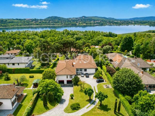 Villa in vendita a Varese VA