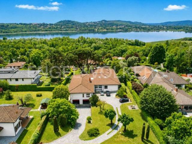 Villa in vendita a Varese
