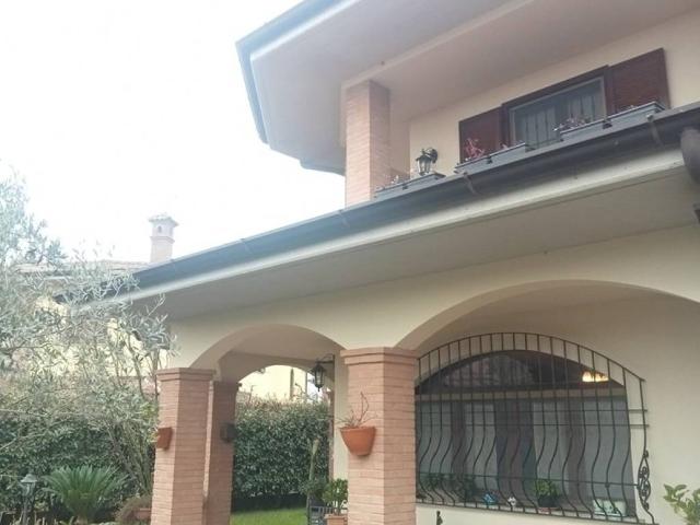 Villa in vendita a Vellezzo Bellini PV