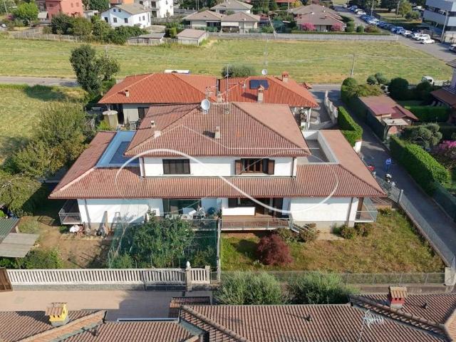 Villa in vendita a Veniano CO
