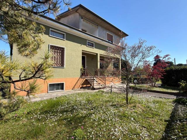 Villa in vendita a Verano Brianza MB