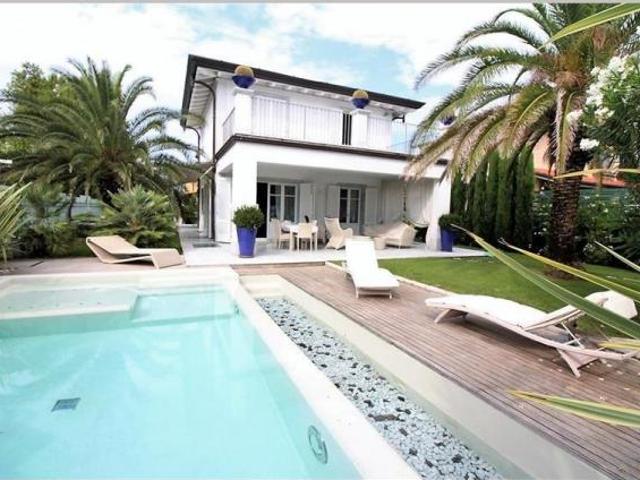 Villa in vendita a Vittoria Apuana Forte dei Marmi 350 mq Rif: 1251179