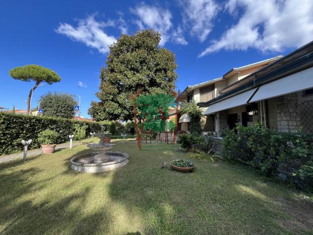 VILLA in VENDITA a VIAREGGIO BICCHIO di 14 vani