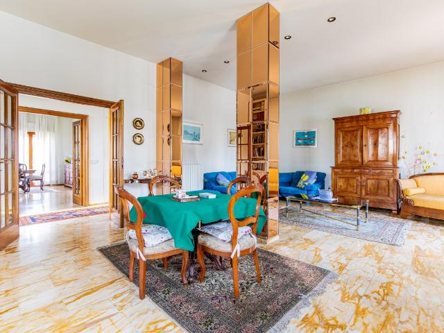VILLA in VENDITA a VIAREGGIO DON BOSCO di 12 vani