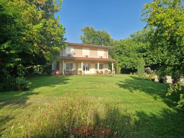 Villa in vendita a Viareggio LU