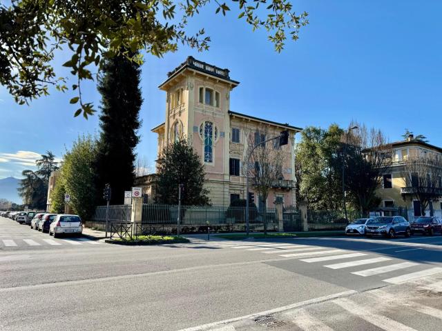 Villa in vendita a Vicino Mura Lucca in Buono composto da 18vani