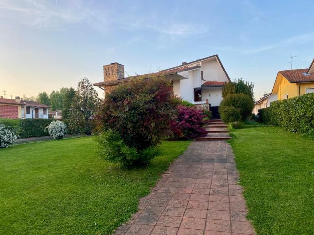Villa in vendita a Zona ovest Lucca in Ottimo composto da 10vani