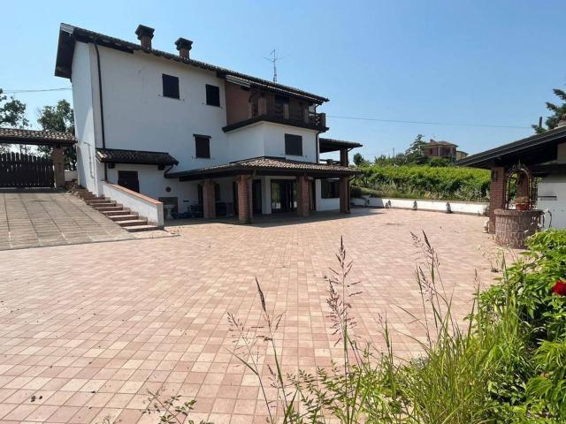 Villa in vendita a Ziano Piacentino