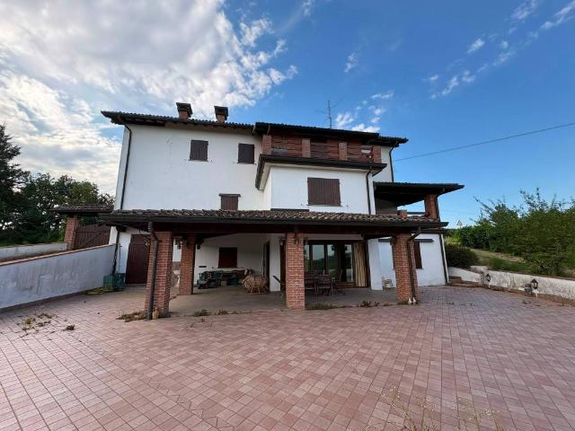 Villa in vendita a Ziano Piacentino PC